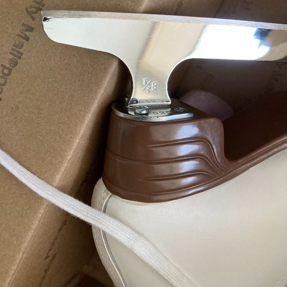 Jackson Artiste Girls Ice Skates Like New Size 3 1/2 C Brand New Skate Guards - Picture 12 of 13